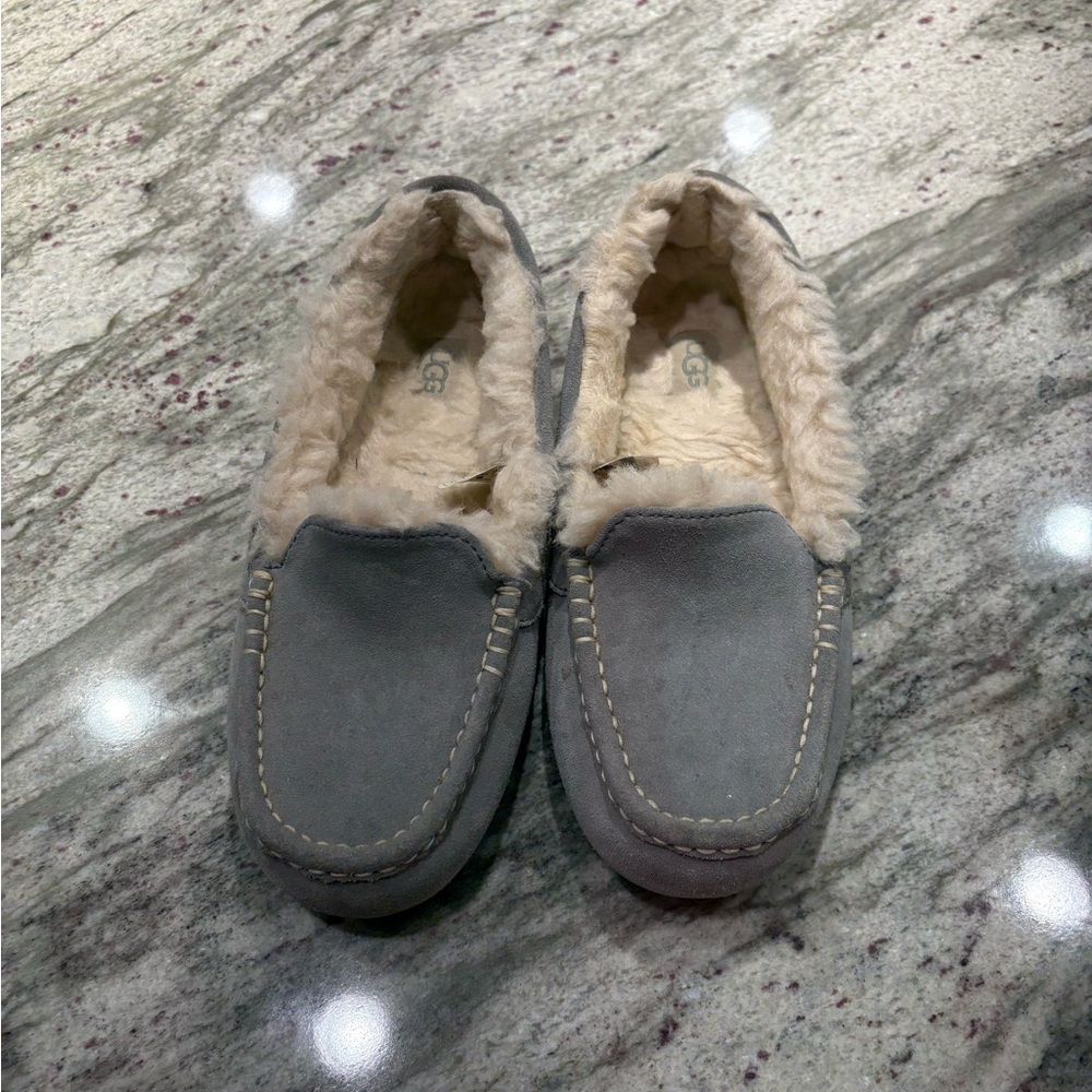 Ugg slippers women’s size 9